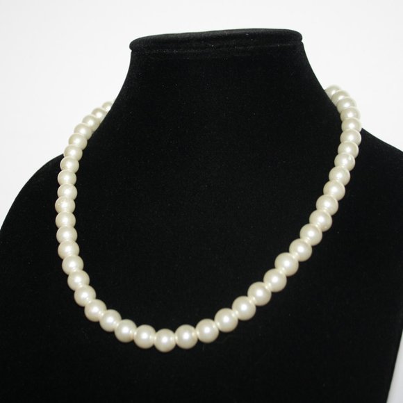 Beautiful white pearl necklace 17-20"